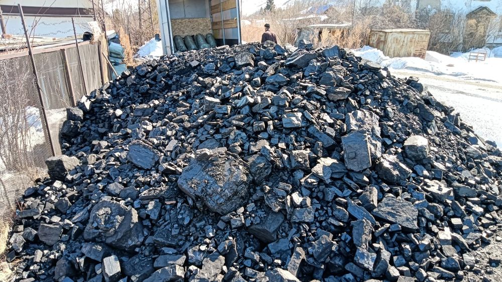 Уголь дрова в мешках.