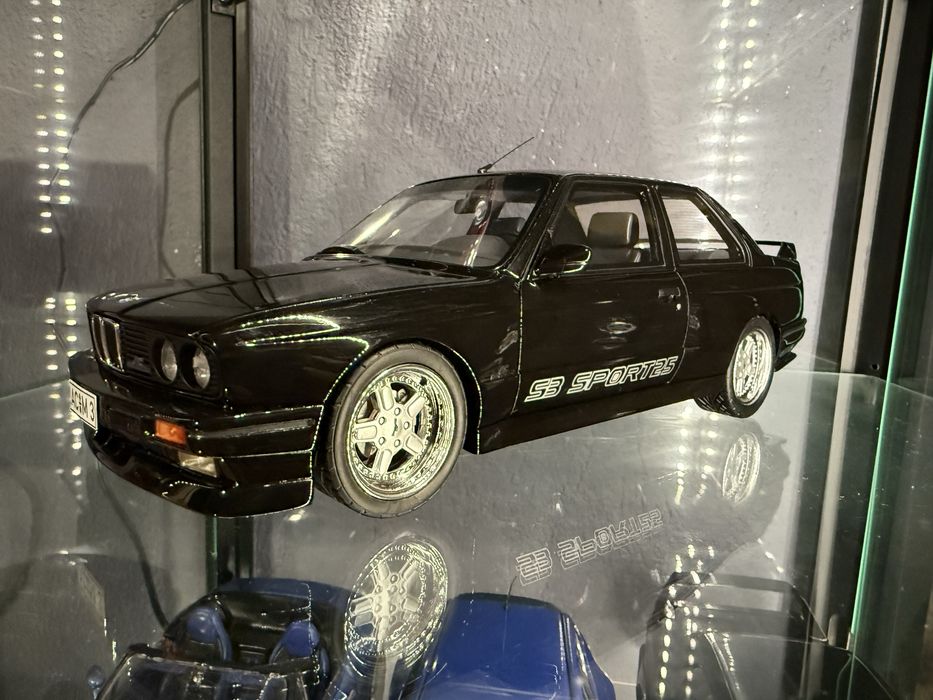 Различни модели 1:18 коли