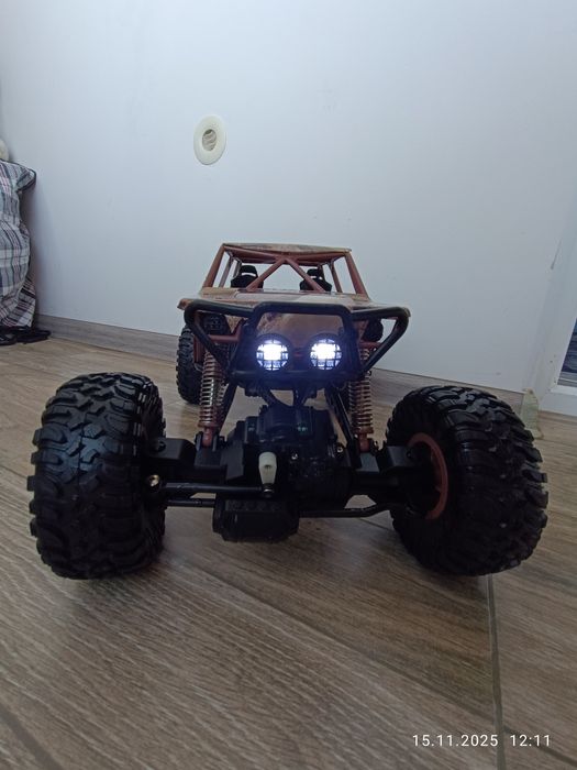 Продам радиоуправляемую машинку-краулер. Цена: 15 000