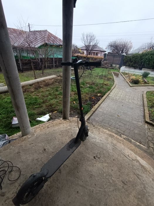 Vând trotineta electrica Xiaomi esențial cu ecran defect