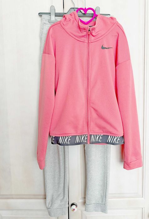 Разкошни оригинални дрешки Nike за момиче различни възрасти 8 до 14 г.