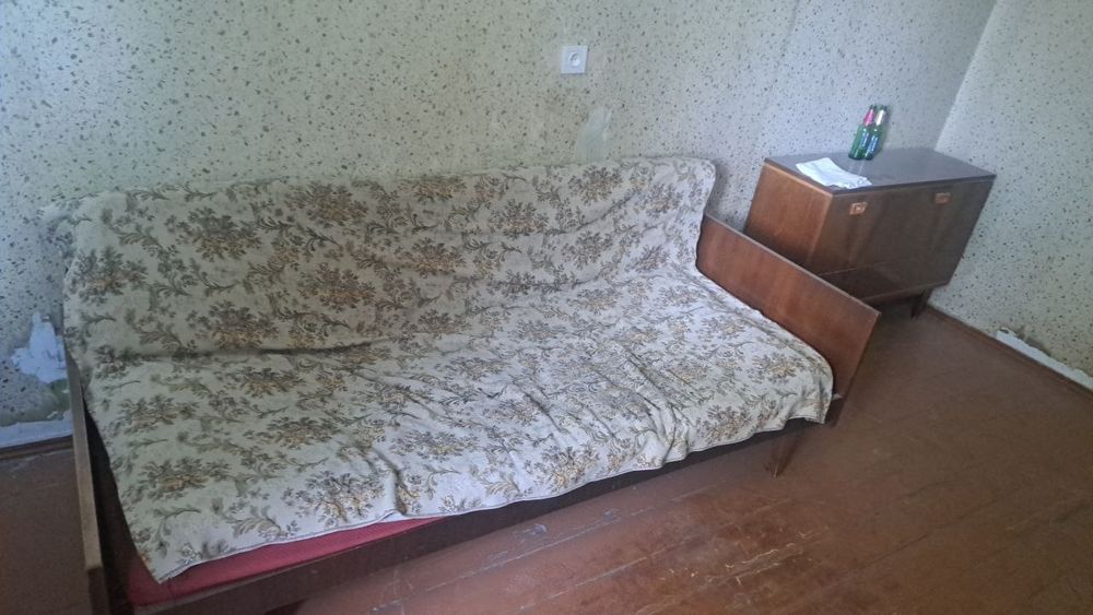 Старый диван и мебель
