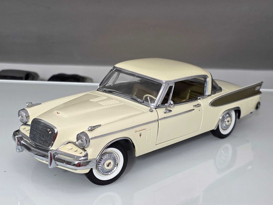 Macheta Auto 1/18 Motor City Classics 1957 Studebaker Golden Hawk