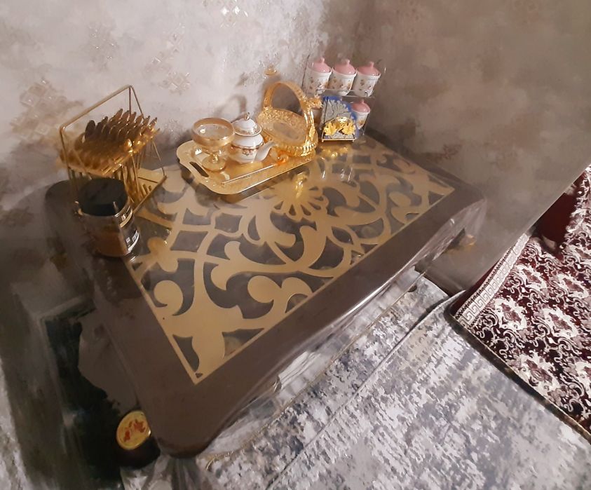 Сотилади   стол.