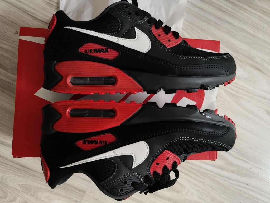 Nike Airmax90 Класически найки еърмакс 90 черо и червно.номер40.5.