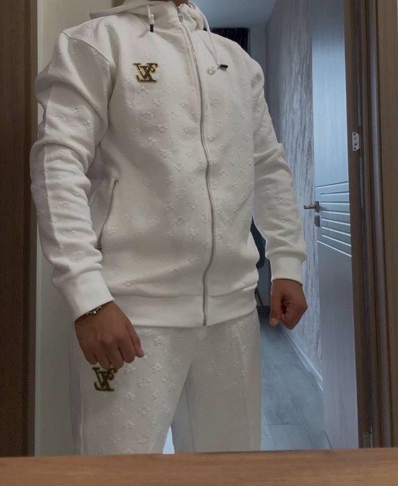 Мъжки сет в бяло  Вютон