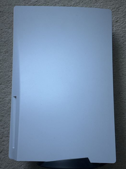 PS5 с игри, зареждаща станция и контролер