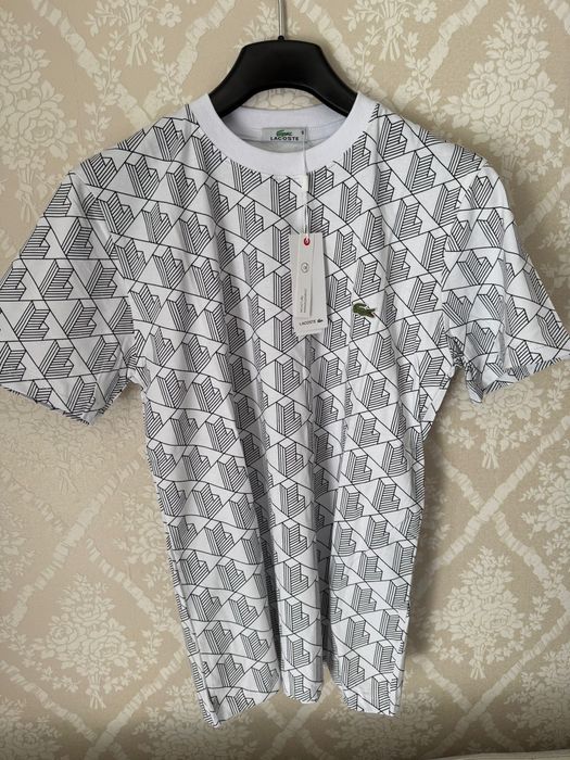 Compleu Lacoste.