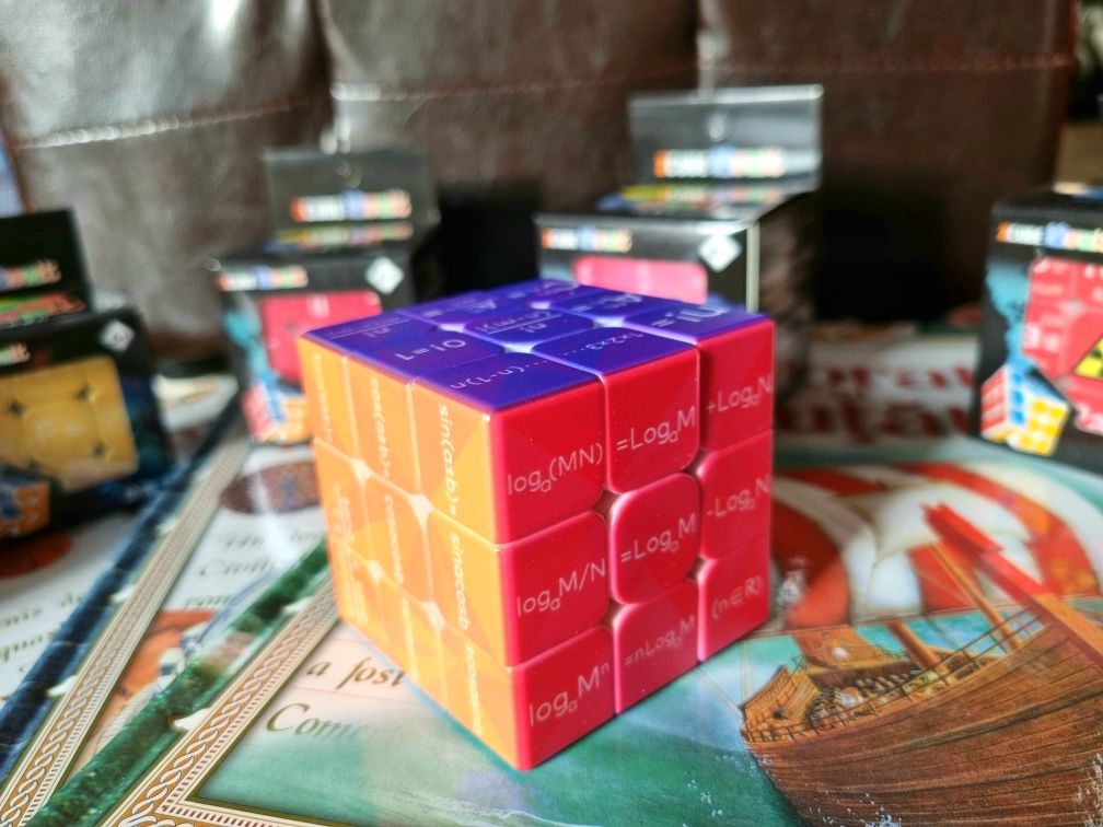 Cub Rubik: Einstein-Matematică. Rapid, stickerless, ușor. De colecție.