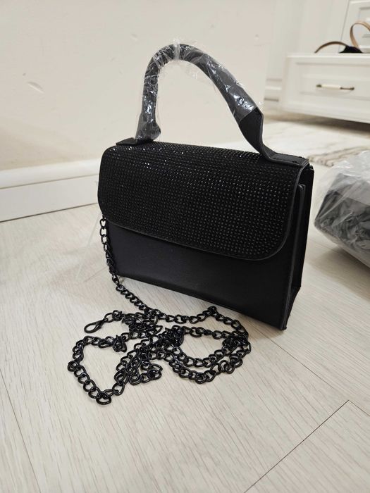 Vand poșetă neagră