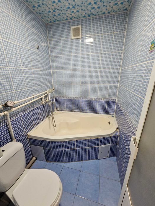 Buxoroda kvartira sotiladi 2 xonali 54m² 2-qavat.