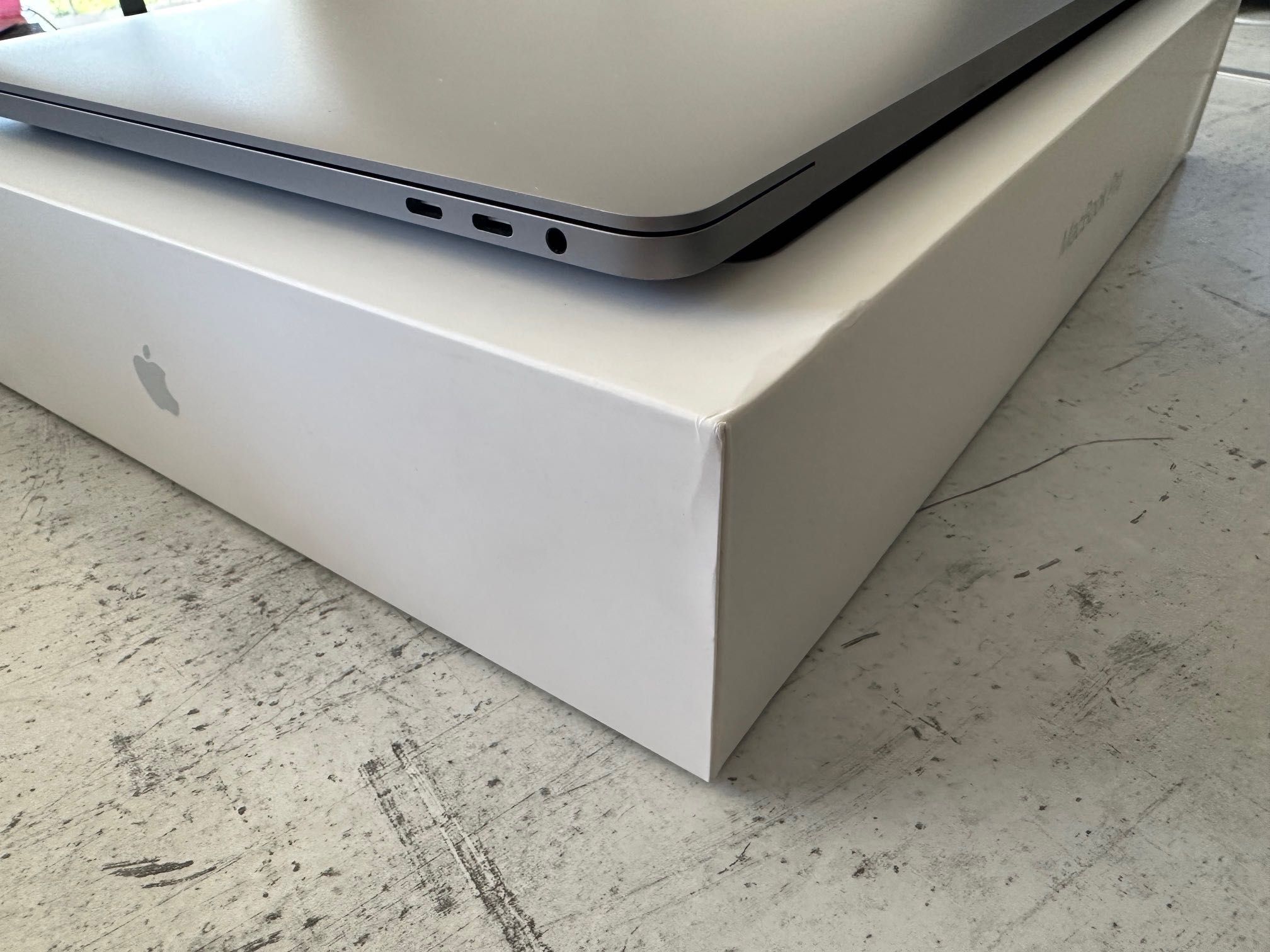 MacBook Pro 16" 2019 2.3GHz 8-Core i9/ 32RAM/ 1TB SSD/Radeon 5500 8GB