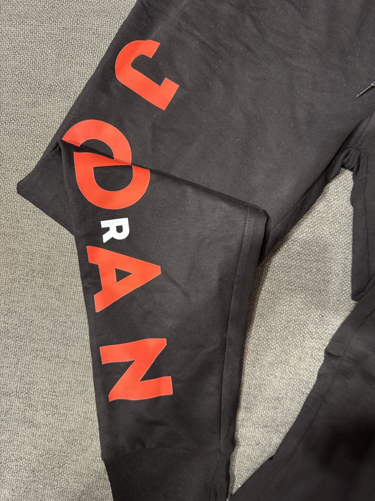 Pantaloni trening barbati, noi