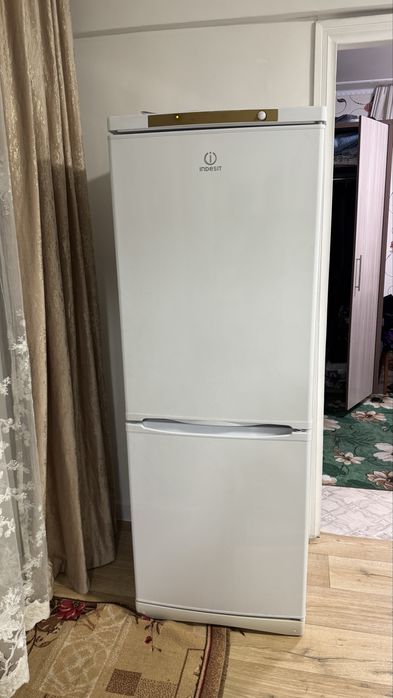 Продам холодильник Indesit