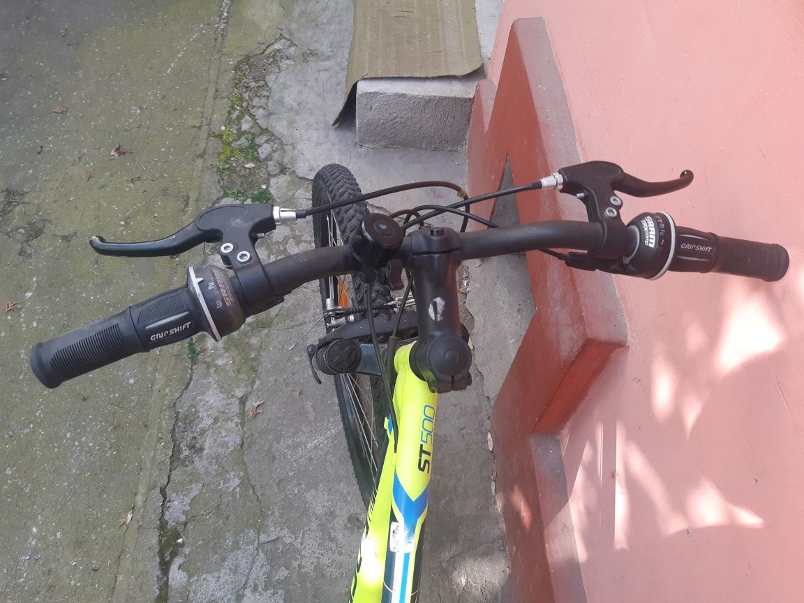 Vând bicicletă folosită, pentru vârsta 9-12 ani , are roata spate spar