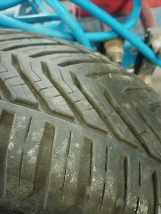 Vând 3 cauciucuri cu tot cu jante plus 2 cauciu stare bună toate la250