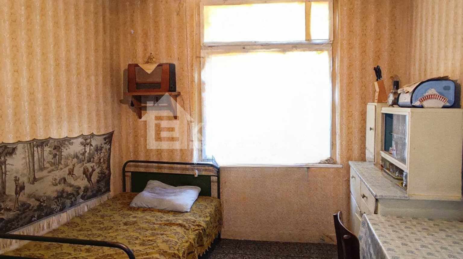 Двуетажна къща с каменен зид в живописното село Бачково