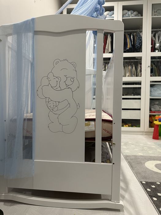 Бебешка кошара с люлеещ механизъм