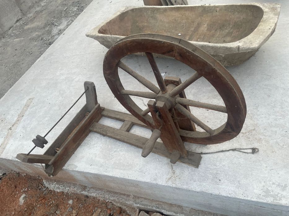 Diverse antichitati tablouri tesute putinei roata tesut copaie lemn