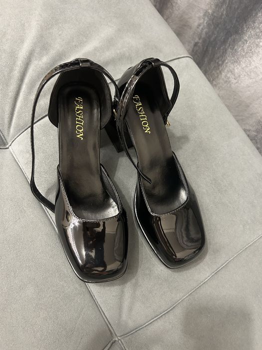 Продам лакированные туфли