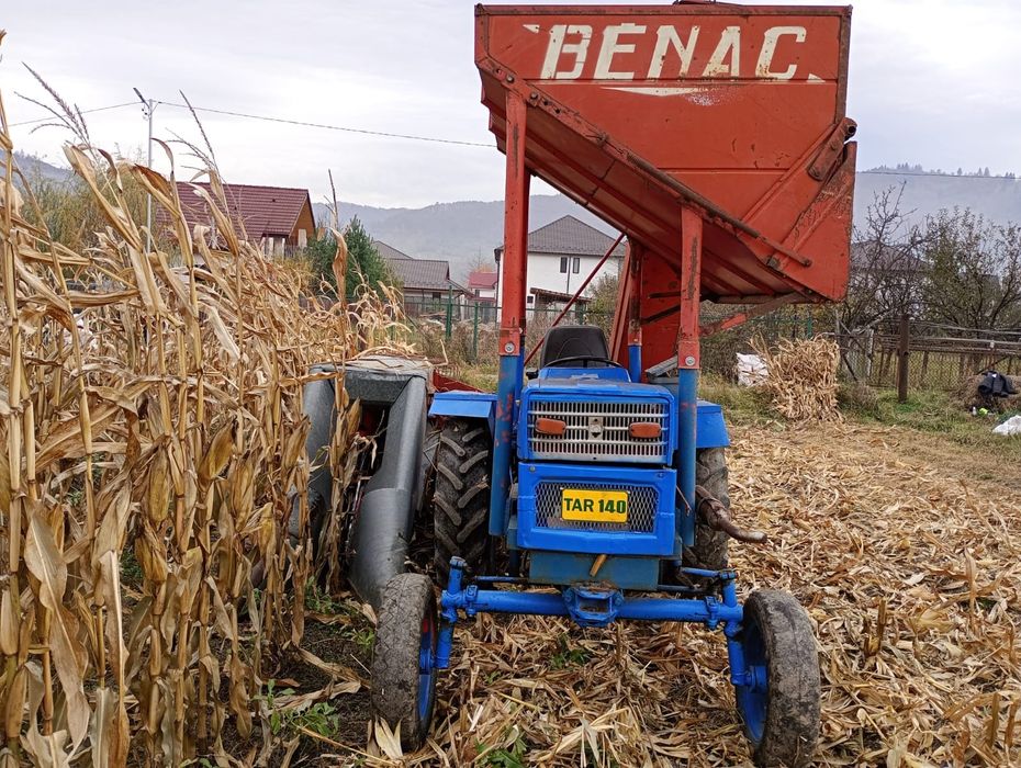 Vând culegător porumb 3 în 1 +Tractor U445