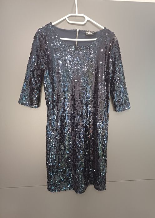 Продавам синя рокля с пайети