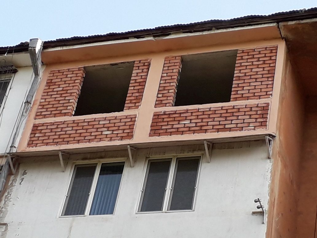 Кладка кирпича балконов