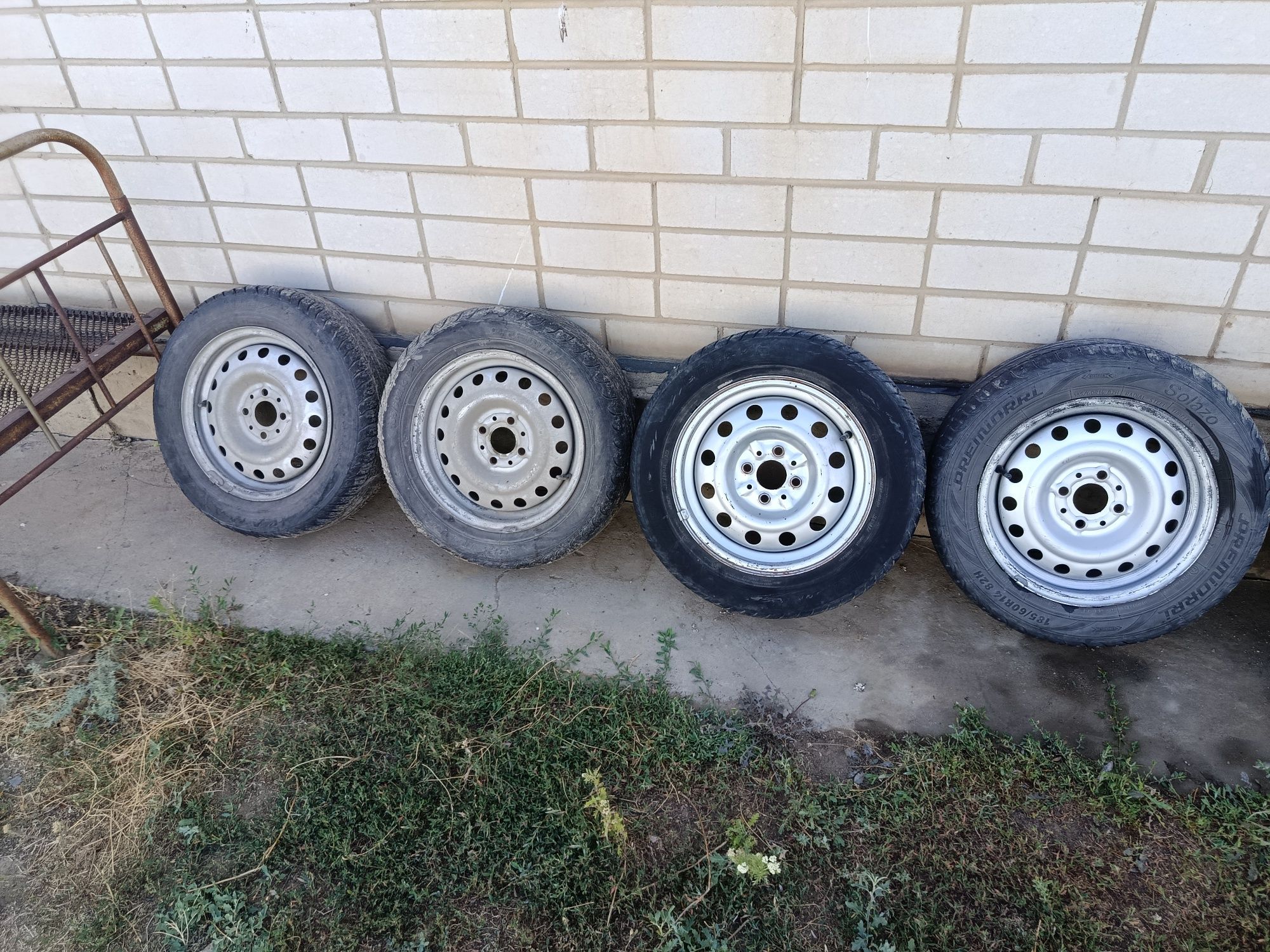 Продам 4 летних шин с дисками на R14 185/60