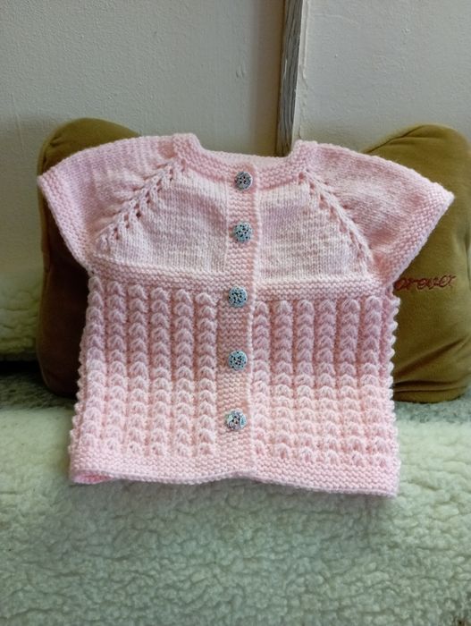 Vesta bebe tricotata manual
