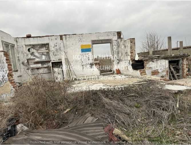 код.62560. Стара запусната къща тухла и бетон 50м2 в двор 630м2.