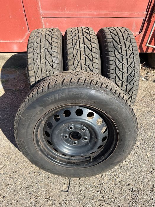 Set Cauciucuri de iarna 215/60/R16 cu Jante de Tabla pe 16