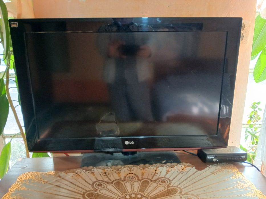 Телевизор, плисос, уголок