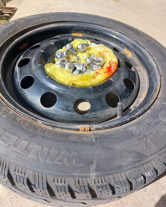 Продам зимнюю резину 185/65 R15.