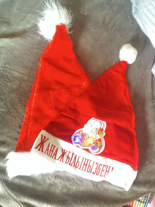 Отдам новогодние шапочки