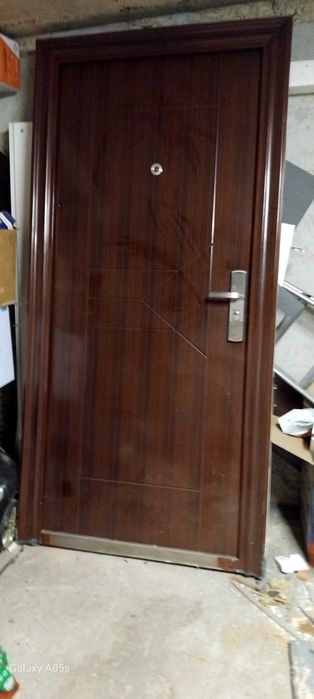 Входна врата с минимални забележки