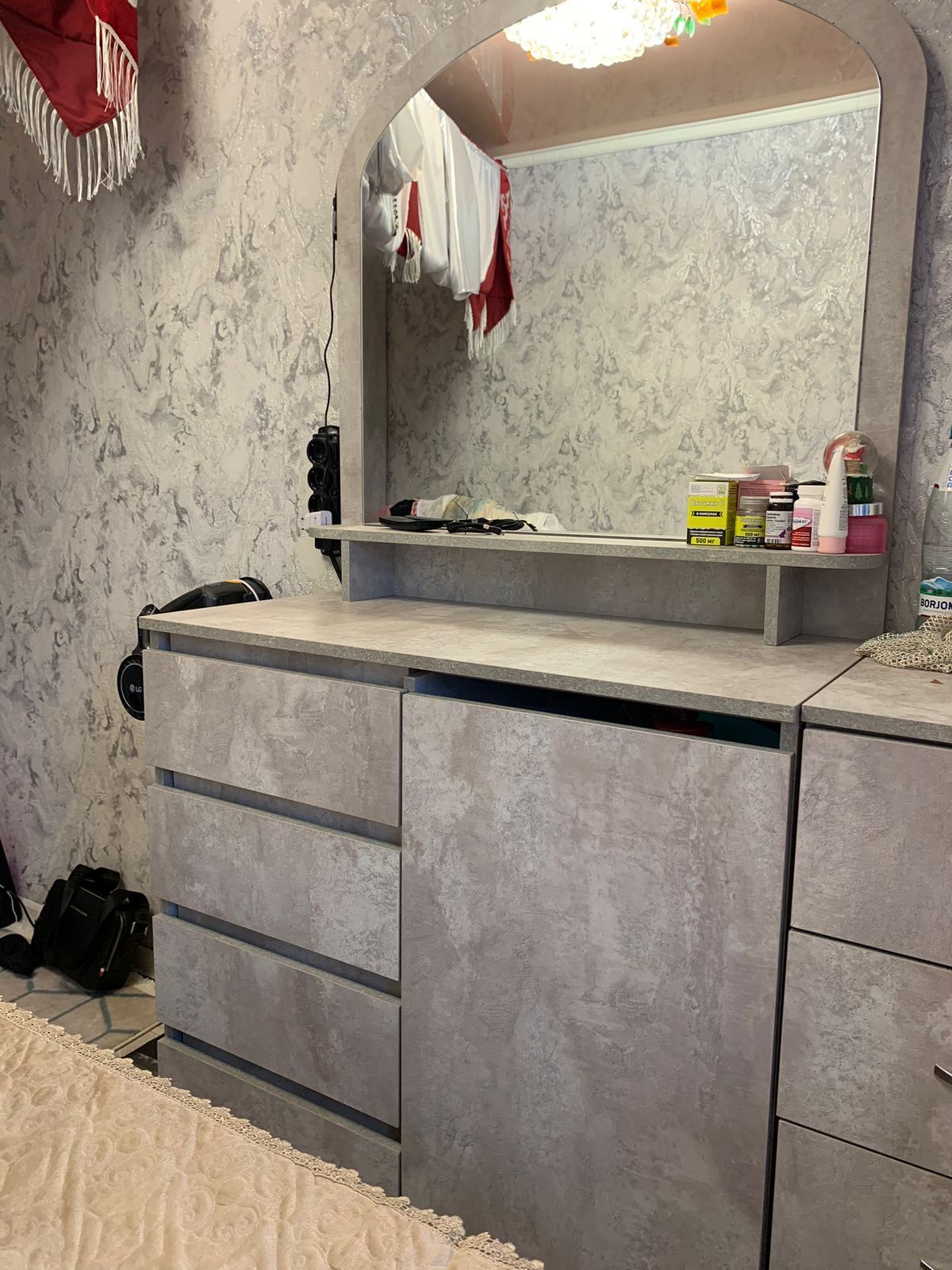 Продаётся спальня кровать и комод с зеркалом