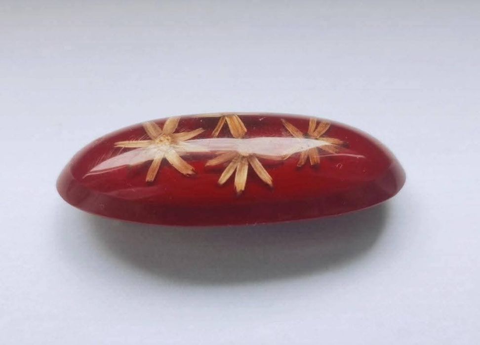 Veche brose din rasina cu flori