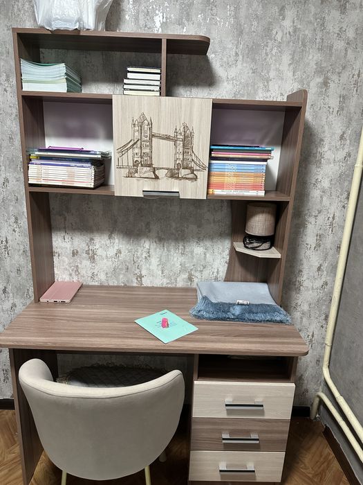 Продам детский стол письменный в отличном состоянии