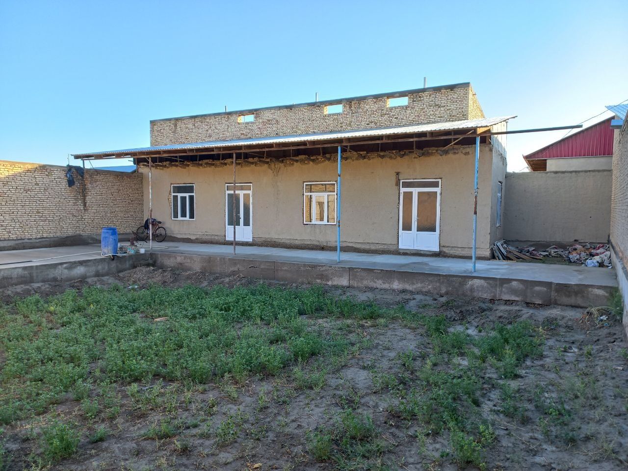 Uchastka yer hovli