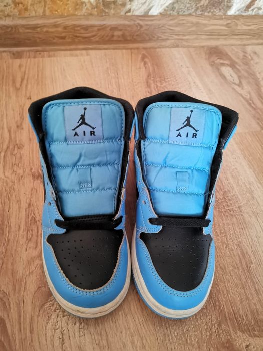 Vând Air Jordan 1 Mid University Blue