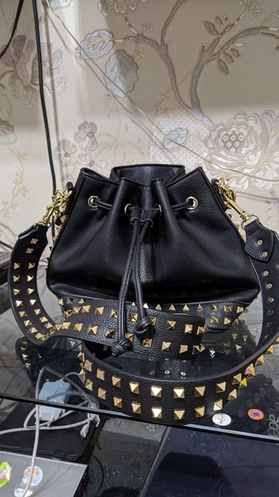 Сумка Bucket Bag VALENTINO с золотистыми заклепками