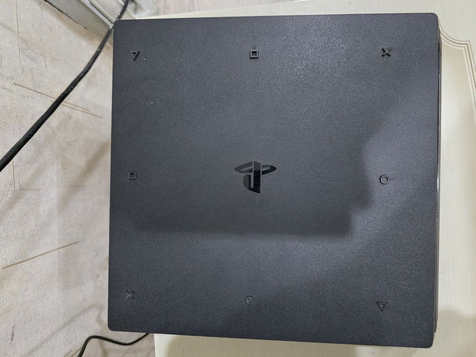 Продаю PS4 PRO 1TB