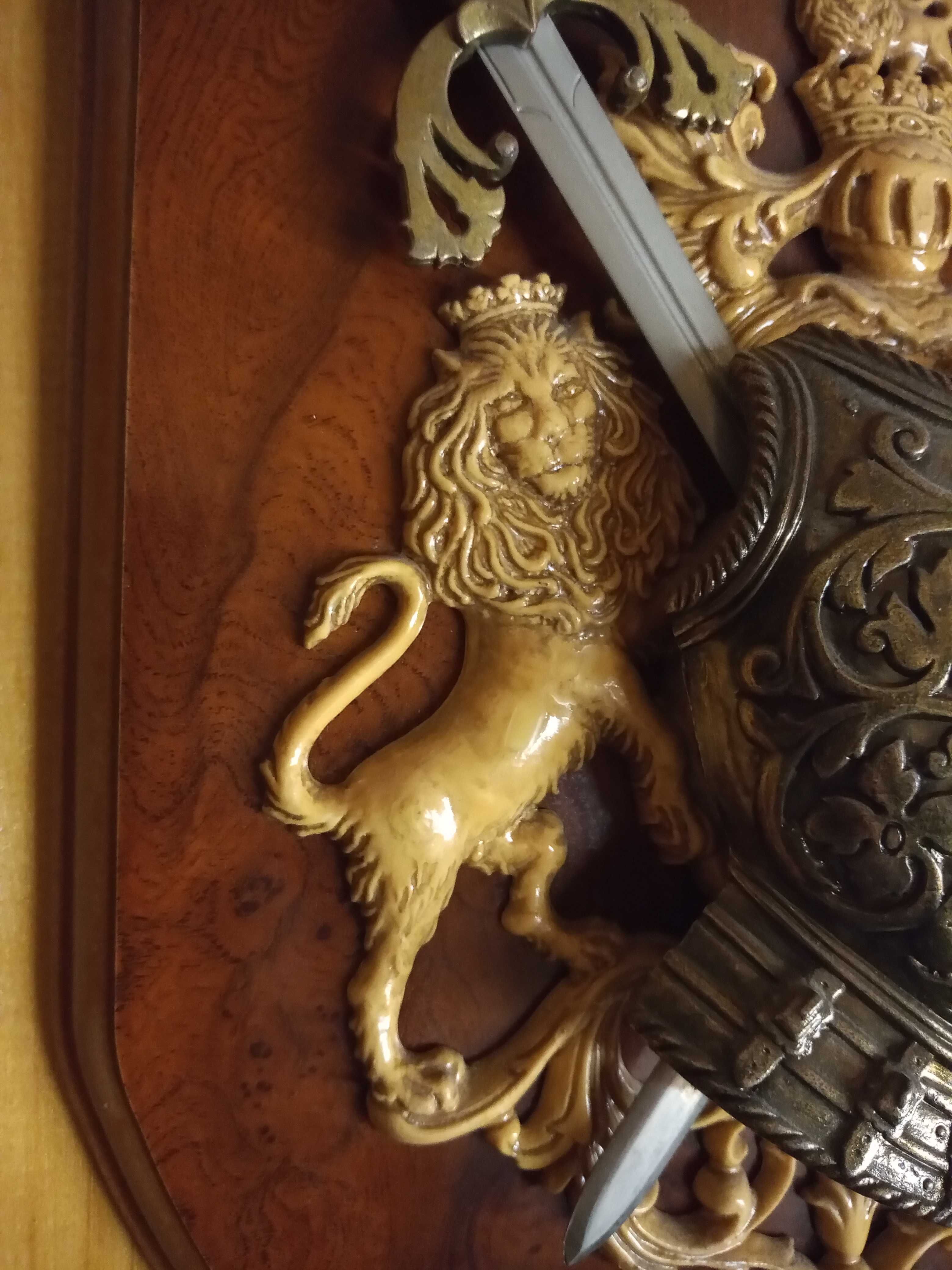 Декоративен герб щит - лъв, кон, броня и мечове