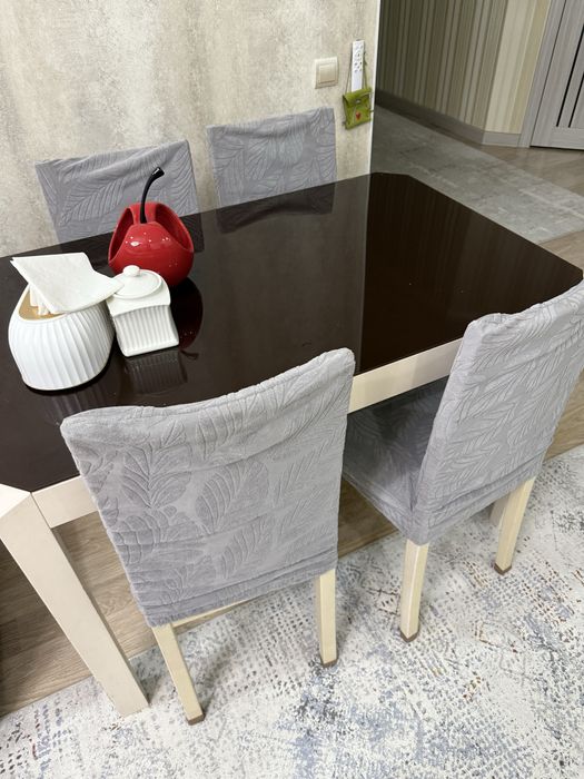 Продам стол кухонный и 4 стула