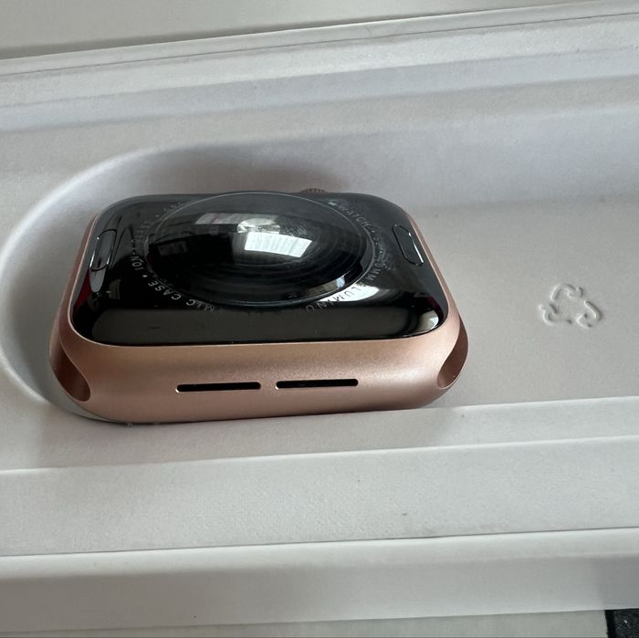 Apple Iwach SE 40mm gold aluminum Case Pink Sand Sport Band.