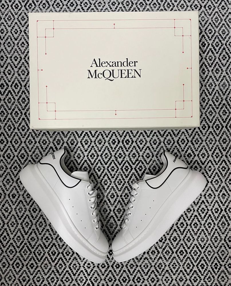 Alexander McQueen,noi in cutie cu toate accesoriile