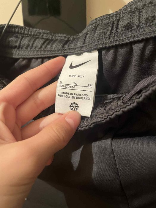 Екип на Nike, нов, без етикети, размер 158-170.