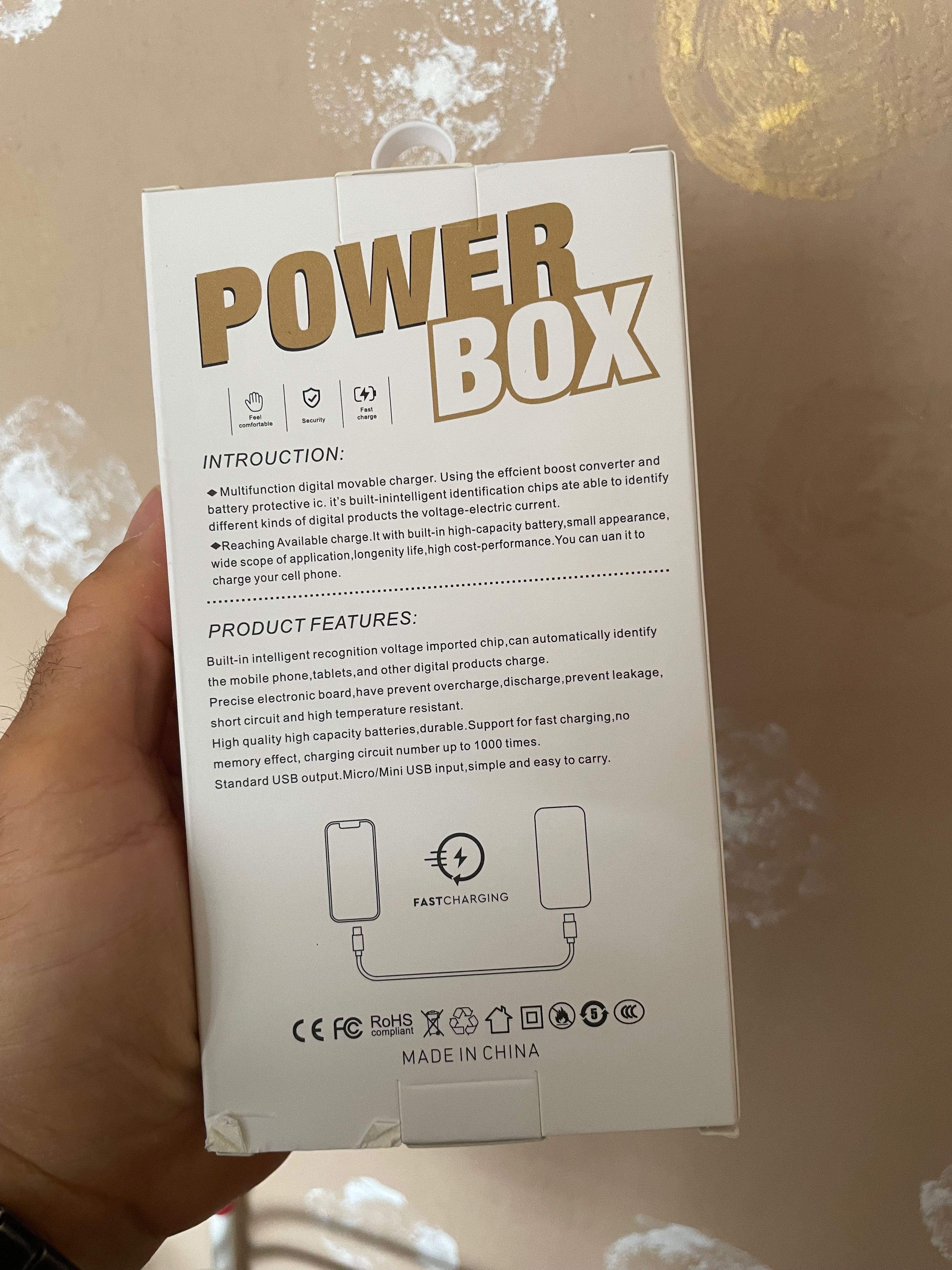 Външна батерия 20000mah,fast charge,2 вградени кабела,красива и удобна