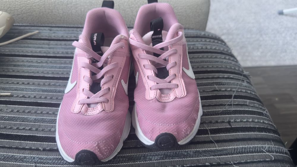 Детски спортни обувки ЗАРА и Найк