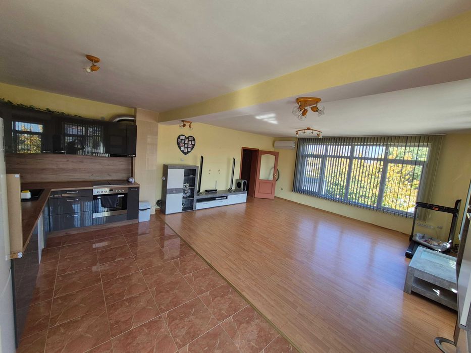 Многостаен етаж от къща, 160кв, полу-обзаведен, двоен гараж и двор